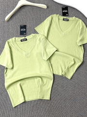 Áo thun cổ tim trơn - Form vừa