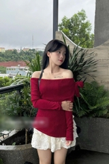 Set áo đỏ gân lệch vai chân váy kem
