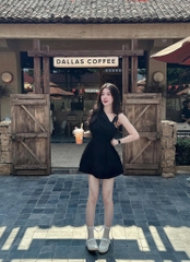 Đầm đen lệch vai khoen vai