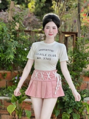 Set áo thun trắng chữ đen chân váy X hồng