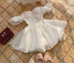 Đầm trắng cúp ngực có mút nút bọc