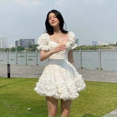 Đầm trắng ren hoa bèo tầng xòe