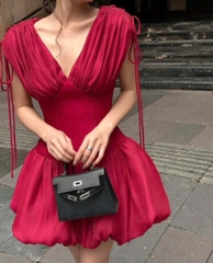 Đầm đỏ xòe phồng cổ V