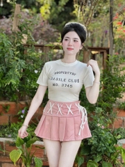 Set áo thun trắng chữ đen chân váy X hồng