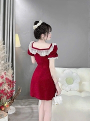 Đầm đỏ nhung cổ vuông viền ren