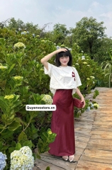 Chân váy lụa đỏ đô