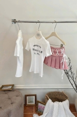 Set áo thun trắng chữ đen chân váy X hồng