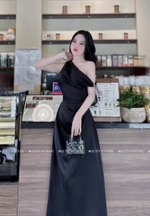 Đầm lụa lệch vai xếp ly eo - Đen