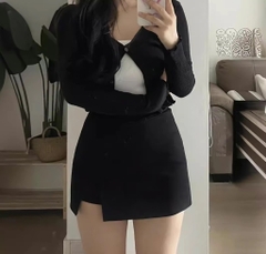Chân váy ngắn chẻ v