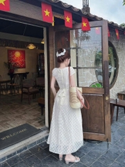 Đầm ren hoa kem tua bèo