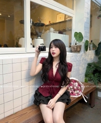 Set áo đỏ cổ V chân váy đen tầng