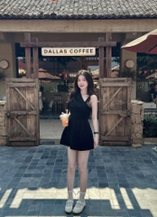 Đầm đen lệch vai khoen vai