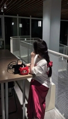 Áo thun trắng chữ thêu
