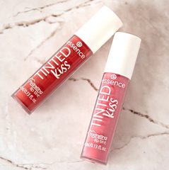 Son tint có màu Essence Tinted Kiss Hydrating Lip Tint