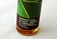 Sữa rửa mặt giảm mụn Desert Essence Thoroughly Face Wash, original