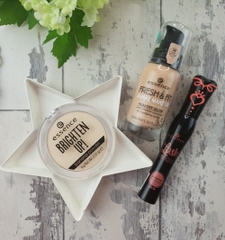 Phấn phủ kiềm dầu Essence Bright Up Banana Powder