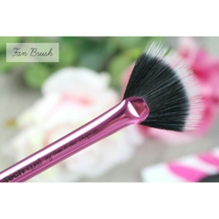 Cọ quạt Fan Brush của Real Techniques