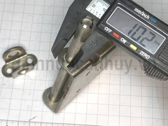 Chốt vuông inox vỉ vàng nhỏ 10X10