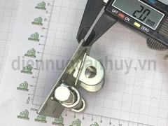 Chốt ngang cửa sắt mạ trắng đế vuông 105x70 mm