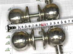 Chốt ngang quả đấm tròn inox lắp cho cổng inox