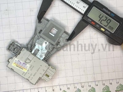 Công Tắc Cửa Máy Giặt Electrolux EWF10932-12942 loại 3 chân DKS3D