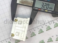 Hạt ổ cắm đơn 3 chấu AvatarOn M3T426USTS_WE Schneider