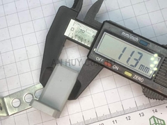 Ke sắt L có nắp đậy nhỏ nhựa xám 28x17x11x1.6mm