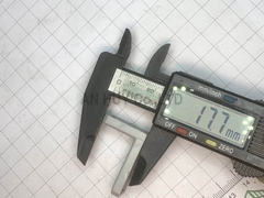Ke sắt L có nắp đậy nhỏ nhựa xám 28x17x11x1.6mm
