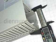 Máng nhựa đi dây tủ điện văn phòng dập lỗ xương cá 60x80x2000mm
