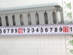 Máng nhựa đi dây tủ điện văn phòng dập lỗ xương cá 45x45x1700mm