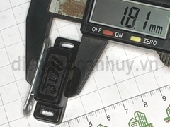 Nam châm cửa tủ mầu đen nhỏ 45x18