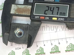 Nút bịt chân bàn sắt hộp vuông 25x25 ren M8