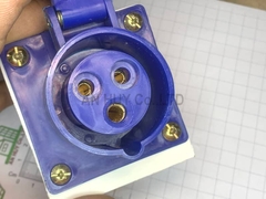 Ổ cắm công nhiệp cố định 3 lỗ MCE xanh 16A IP 44
