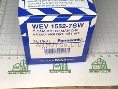 Ổ cắm đôi 3 lỗ chấu có màn che Panasonic WEV 1582 7SW (lắp vừa mặt 3 thiết bị) (hộp 10 cái)
