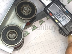 Bánh xe cửa lùa sắt 4 bánh phi 37 U6