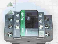 Khởi động từ Schneider 3P CONT 32A AC3 15KW 1NO 1NC 220VAC COIL LC1D32M7