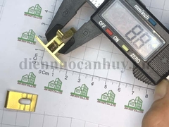 Chốt cánh tủ tự khóa hình con chim chất liệu đồng thau