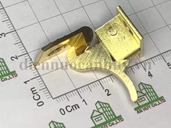 Chốt cánh tủ tự khóa hình con chim chất liệu đồng thau