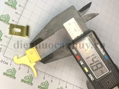 Chốt cánh tủ tự khóa hình con chim chất liệu đồng thau