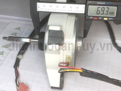 Quạn cục nóng điều hòa Daikin xịn trắng 40W 5 dây xuôi chiều mỏng