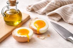 Khi dùng đồng bạc cạo gió có thể dùng gì để làm trơn bề mặt da ?