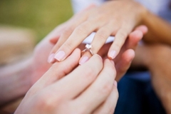 Tại sao người ta lại đeo nhẫn cưới ở ngón áp út