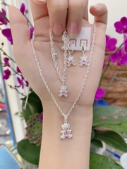 Bộ lắc tay, dây chuyền, hoa tai cho bé bạc ta hình gấu teddy đá hồng BẠC HIỂU MINH CBE001H