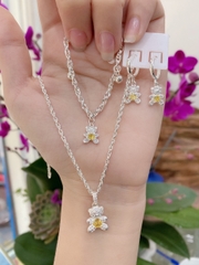 Bộ lắc tay, dây chuyền, hoa tai cho bé bạc ta hình gấu teddy đá vàng BẠC HIỂU MINH CBE001V