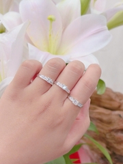 Nhẫn nữ viên đá chủ và hàng đá nhỏ hàng đặt theo size của khách hàng NU000