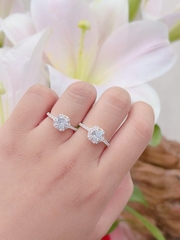 Nhẫn nữ viên đá chủ cỡ L và hàng đá nhỏ hàng đặt theo size của khách hàng NU000