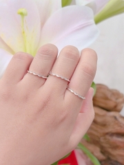 Nhẫn nữ kiểu vặn xoắn mảnh hàng đặt theo size của khách hàng NU000