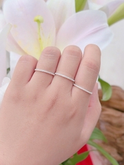 Nhẫn nữ một hàng đá nhỏ thanh mảnh hàng đặt theo size của khách hàng NU000