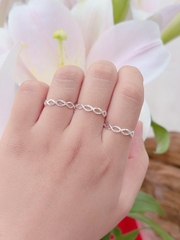 Nhẫn nữ không có đá thiết kế vô cực vặn xoắn hàng đặt theo size của khách hàng NU000