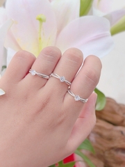 Nhẫn nữ đá chủ nhỏ hàng đá nhỏ hai bên hàng đặt theo size của khách hàng NU000